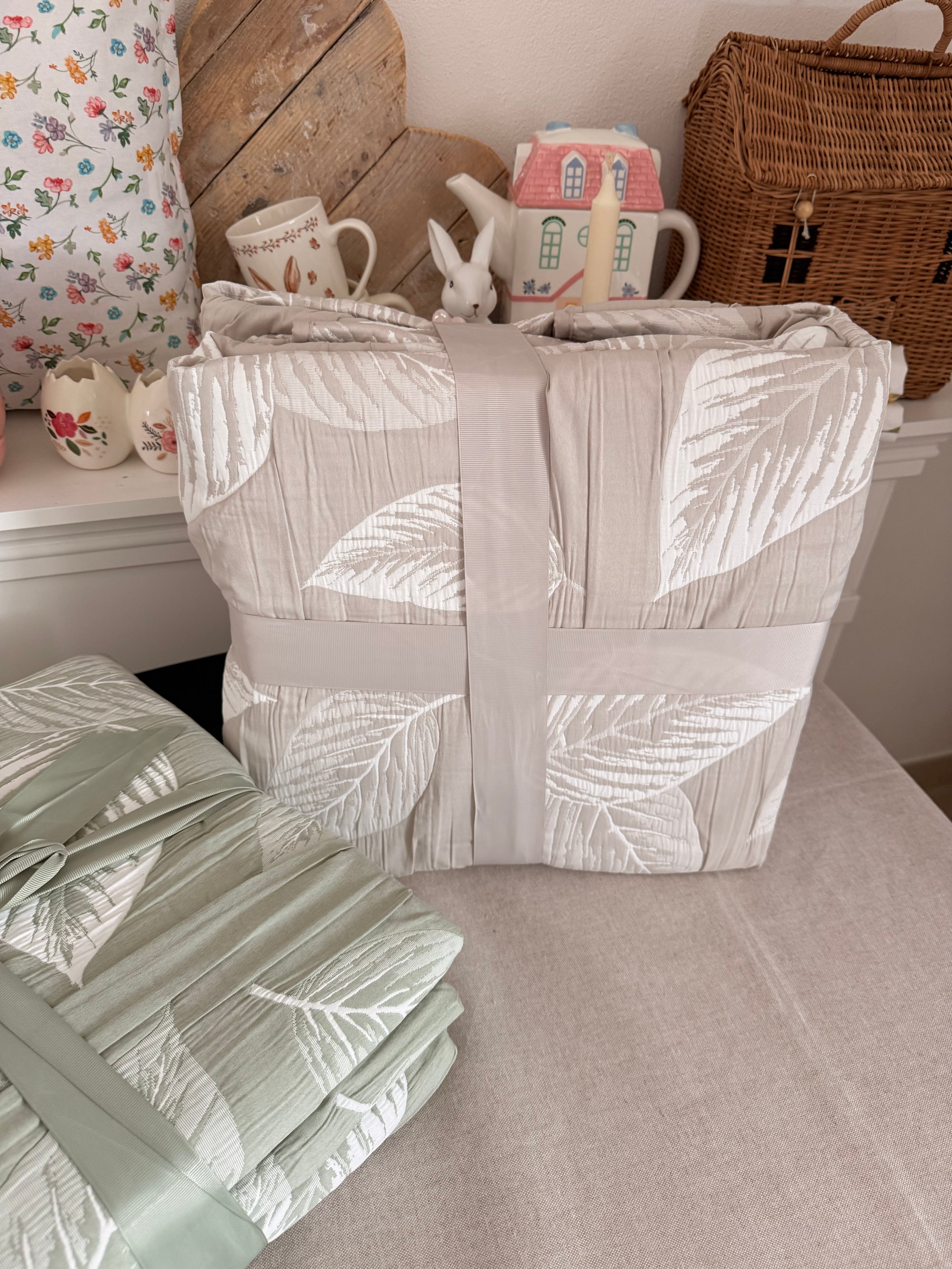 Copriletto matrimoniale trapuntato jacquard NATURA - disponibile in 2 colori