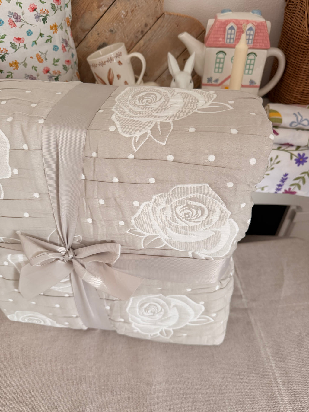 Copriletto matrimoniale trapuntato jacquard ROSA POIS in beige