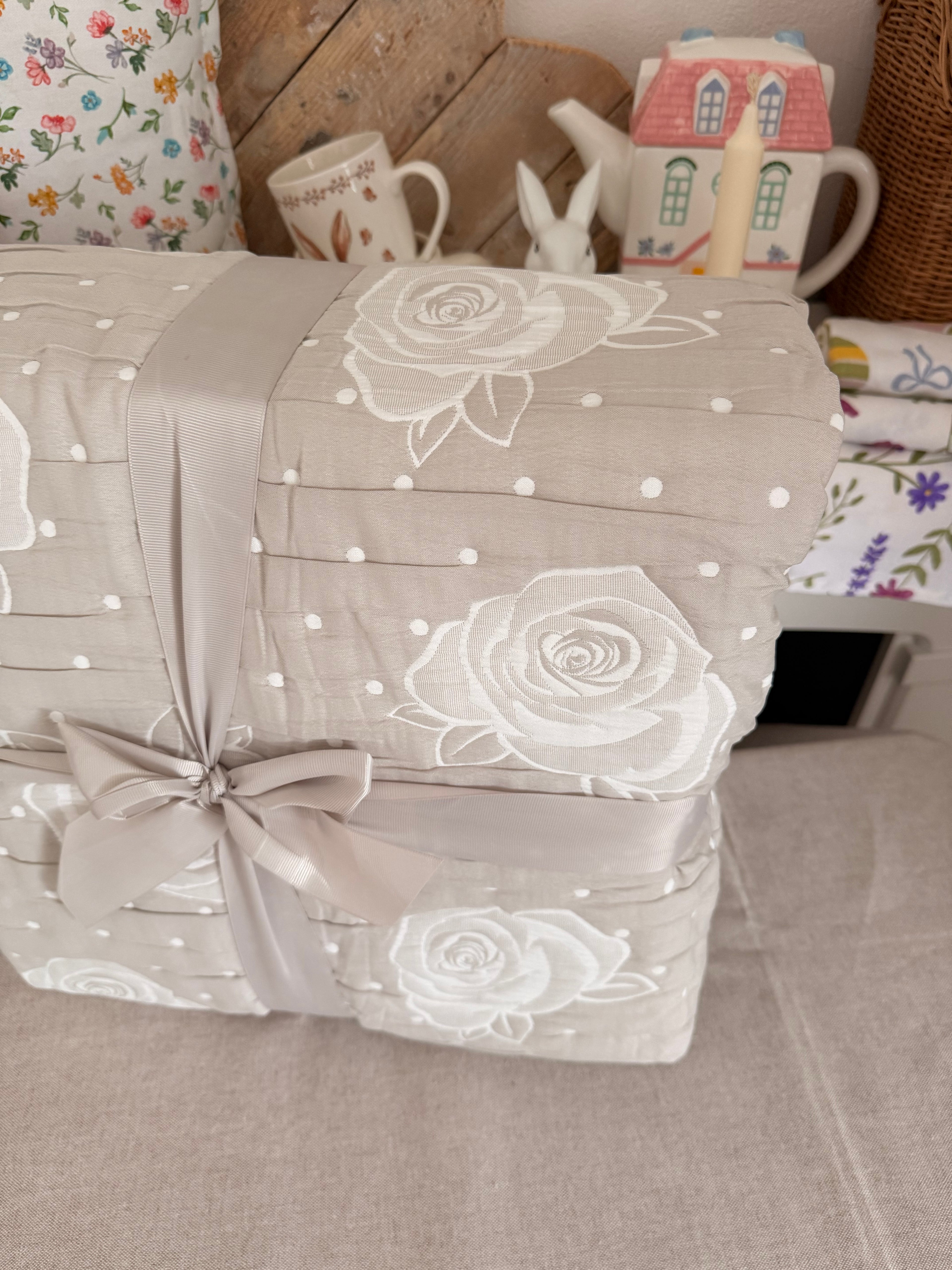 Copriletto matrimoniale trapuntato jacquard ROSA POIS in beige