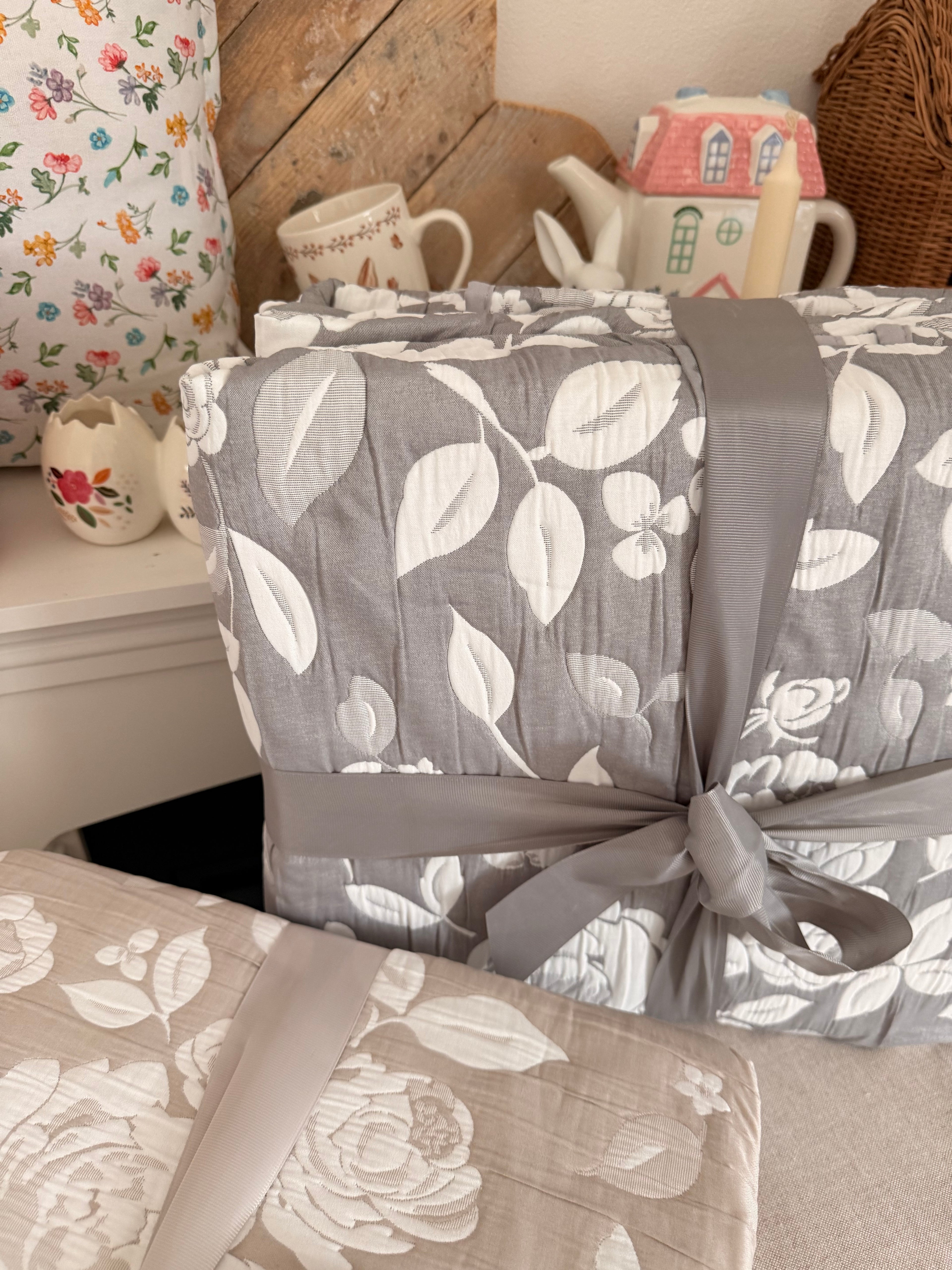 Copriletto matrimoniale trapuntato jacquard ROSE - disponibile in 2 colori