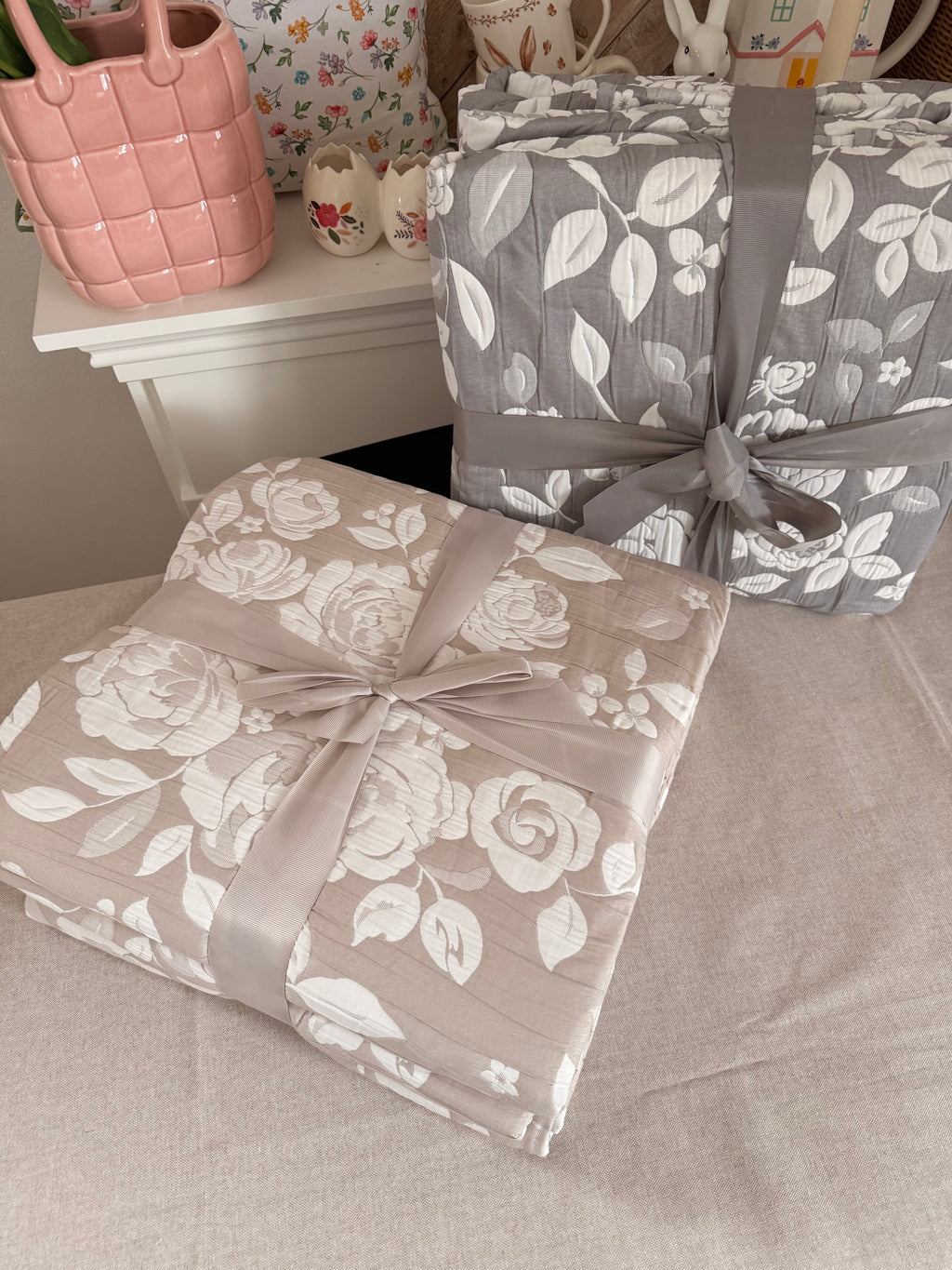 Copriletto matrimoniale trapuntato jacquard ROSE - disponibile in 2 colori