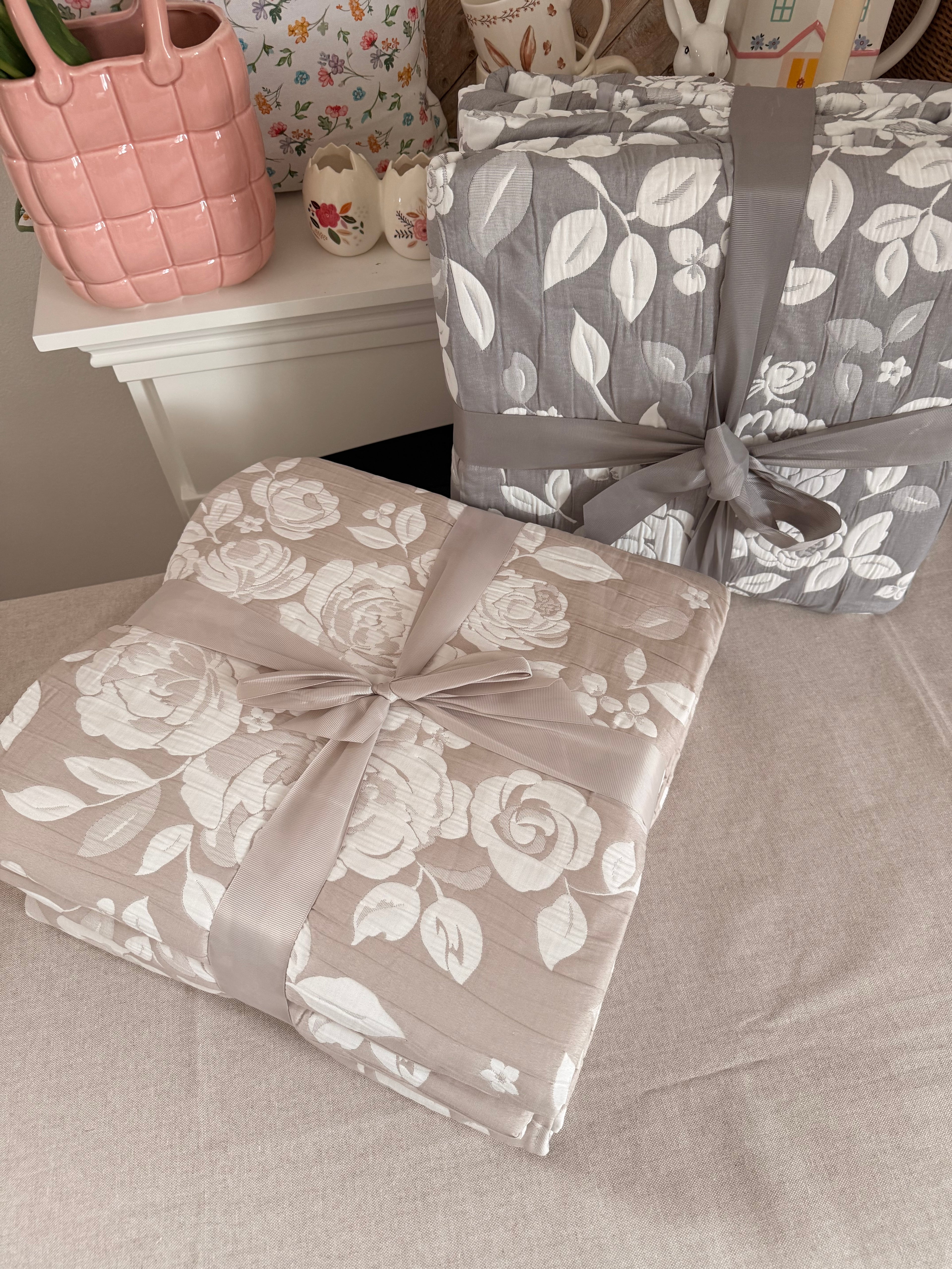 Copriletto matrimoniale trapuntato jacquard ROSE - disponibile in 2 colori