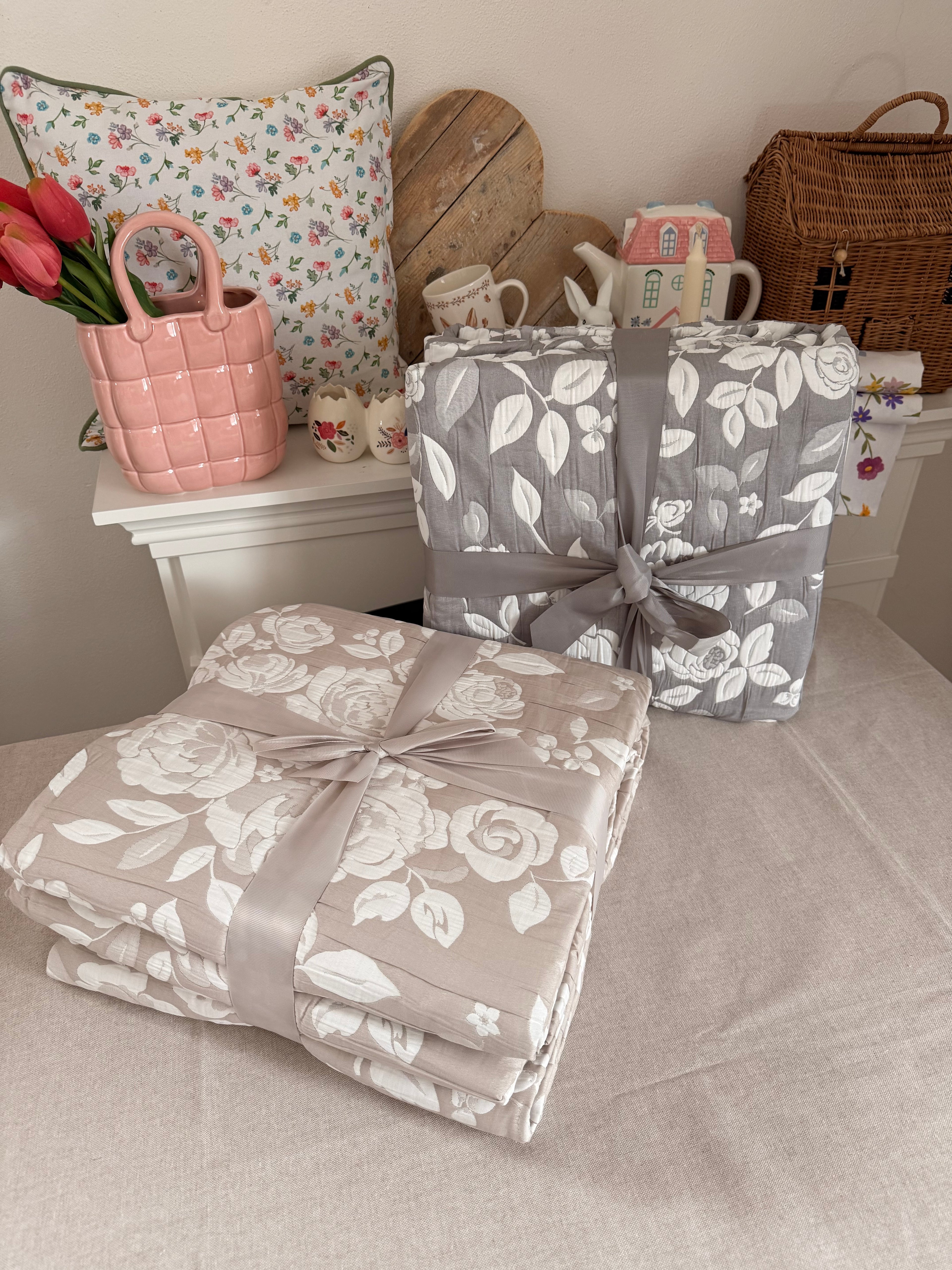 Copriletto matrimoniale trapuntato jacquard ROSE - disponibile in 2 colori