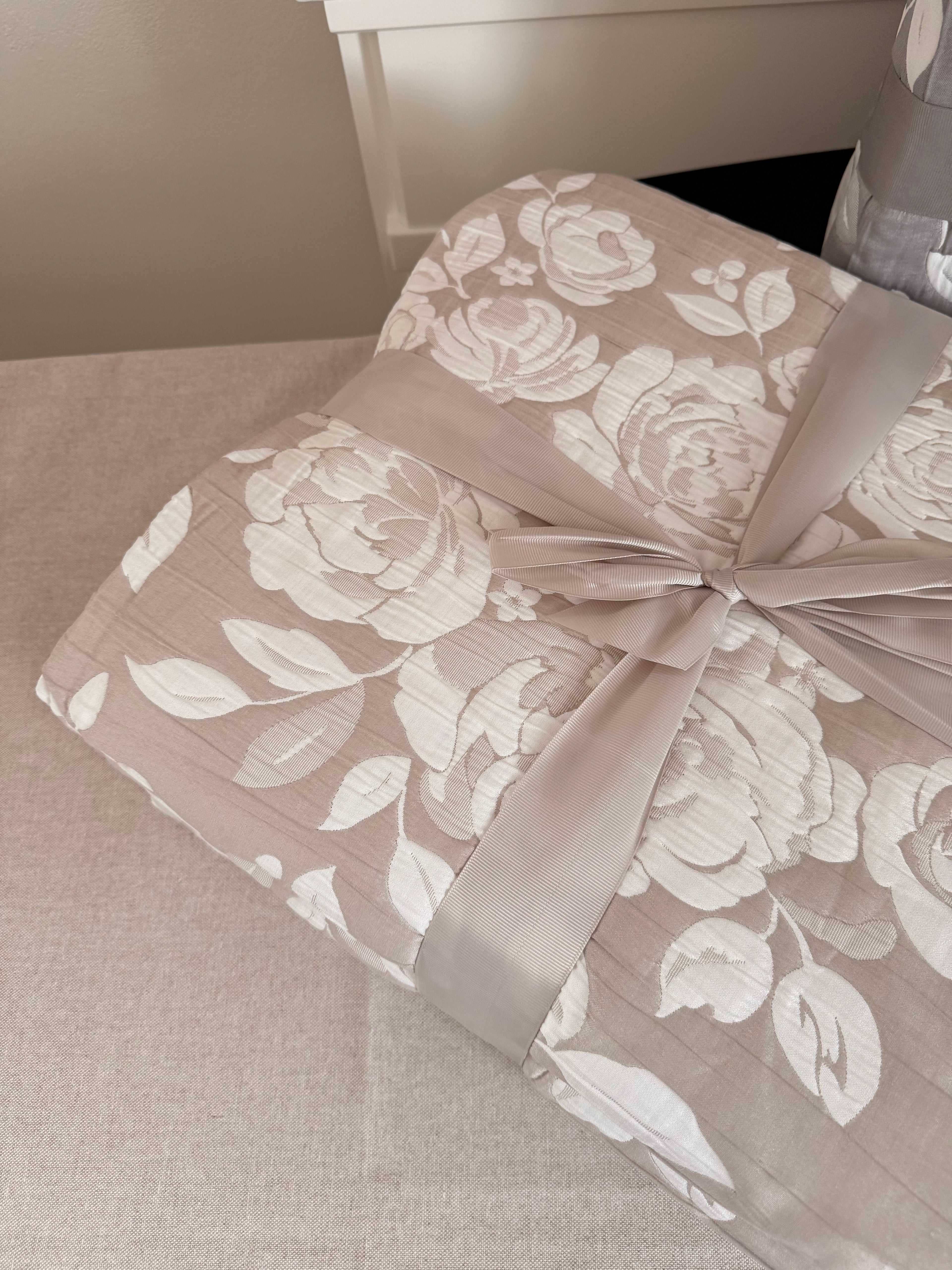 Copriletto matrimoniale trapuntato jacquard ROSE - disponibile in 2 colori