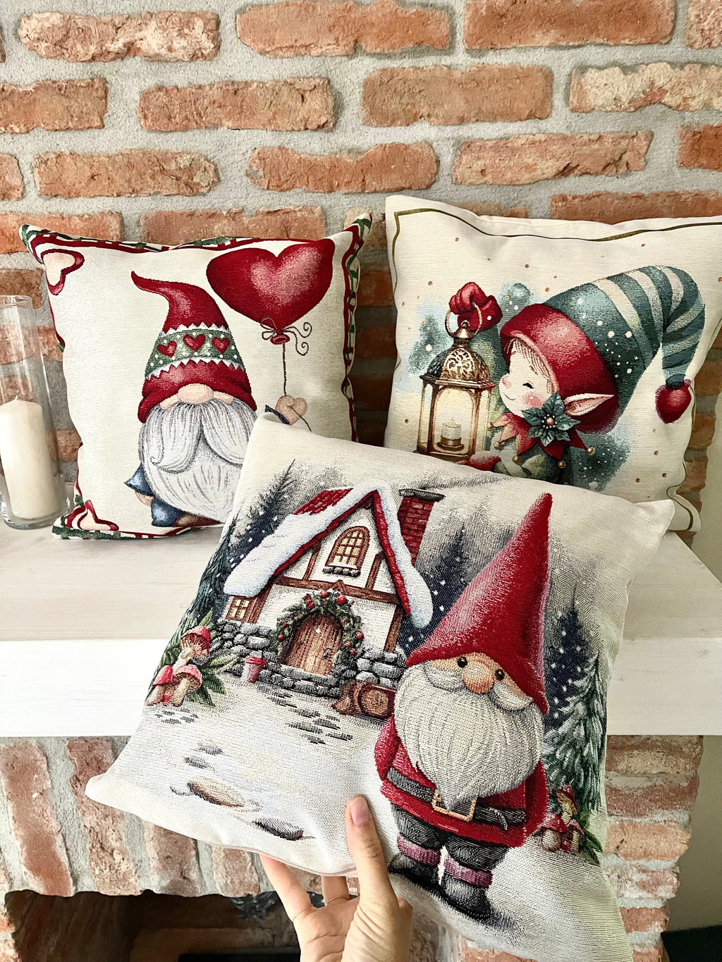 Cuscino GNOMO CON PALLONCINO in gobelin con fili in lurex