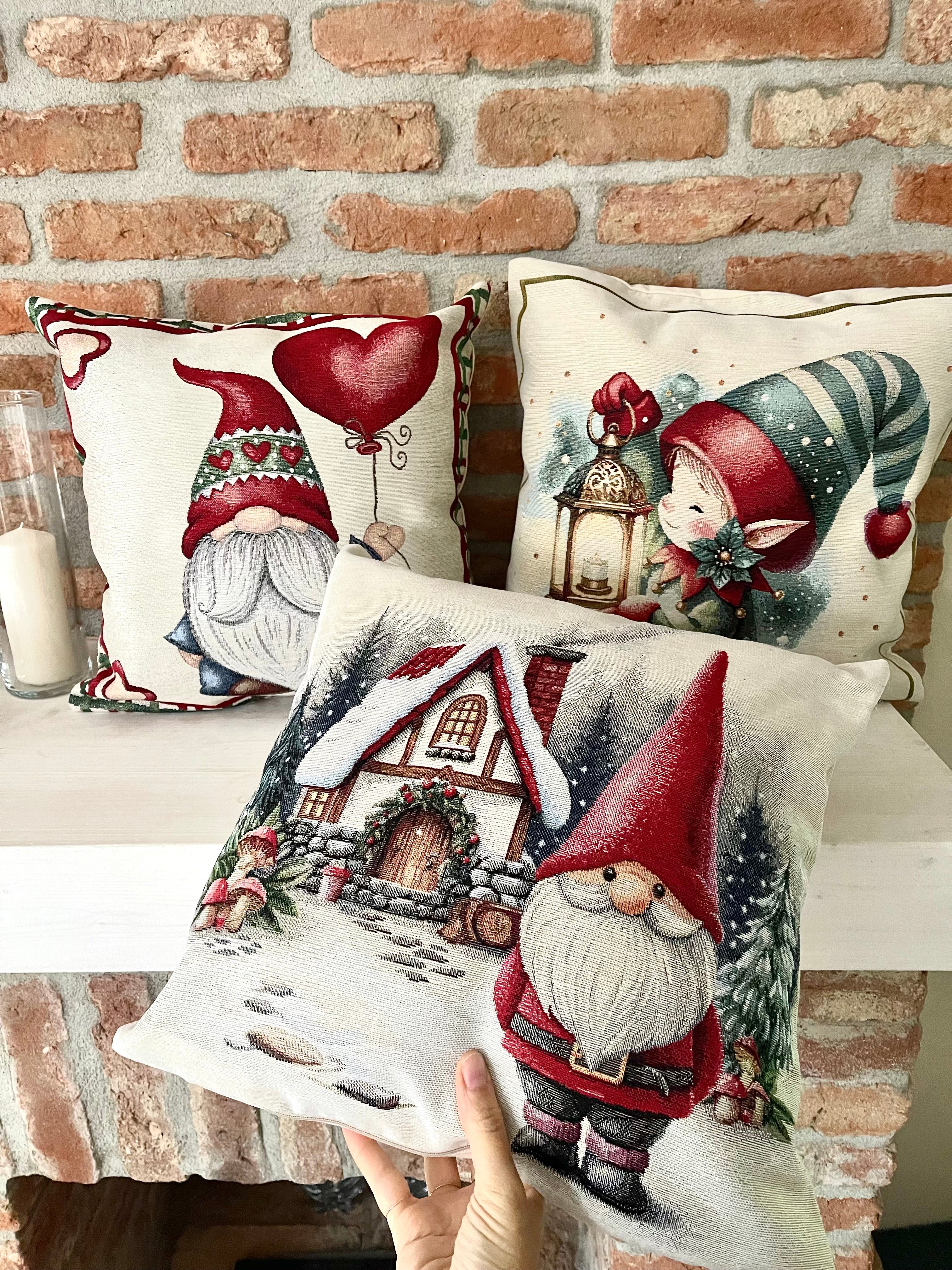 Cuscino GNOMO CON PALLONCINO in gobelin con fili in lurex