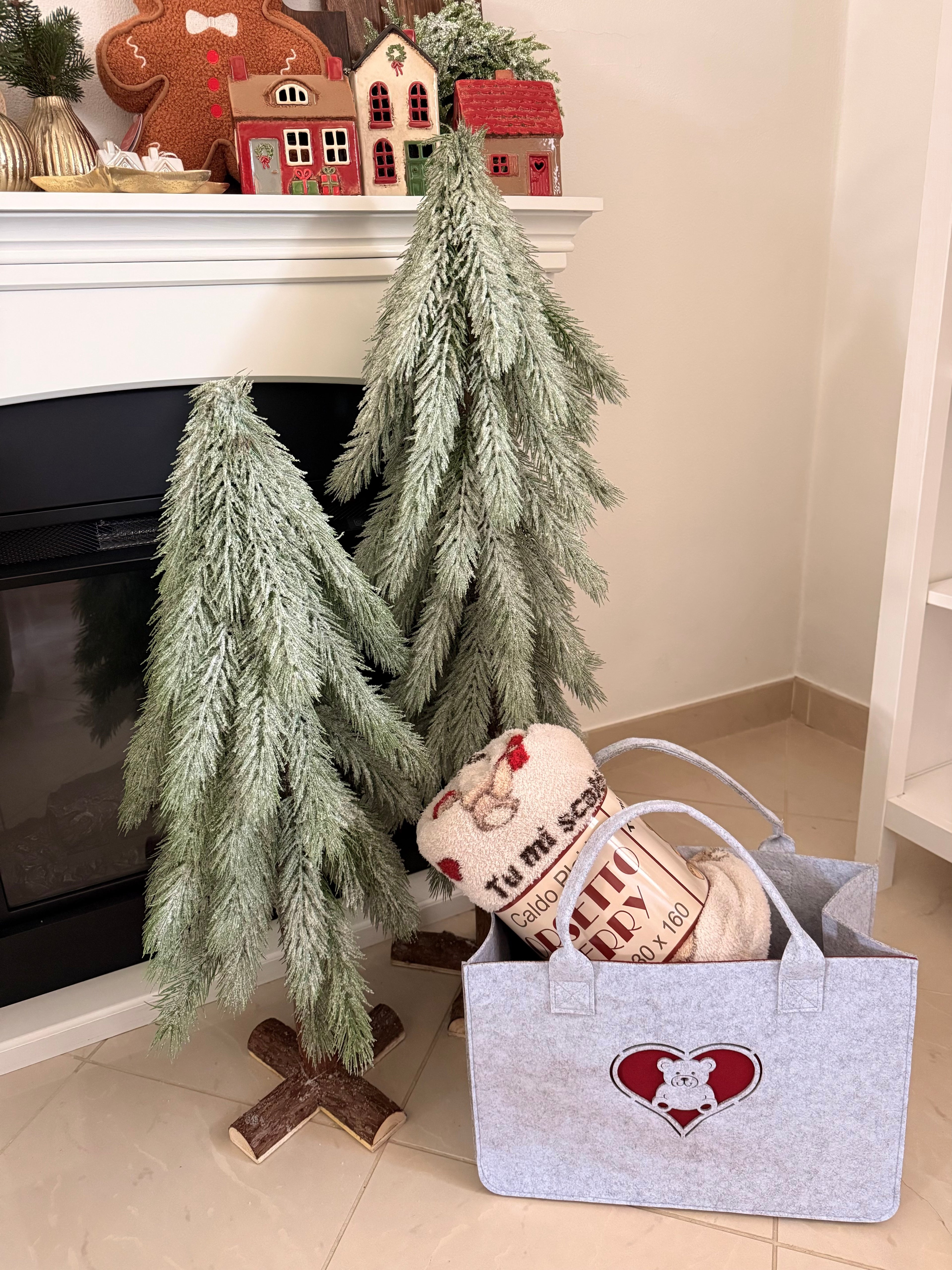 Alberi in pvc innevati con base in legno