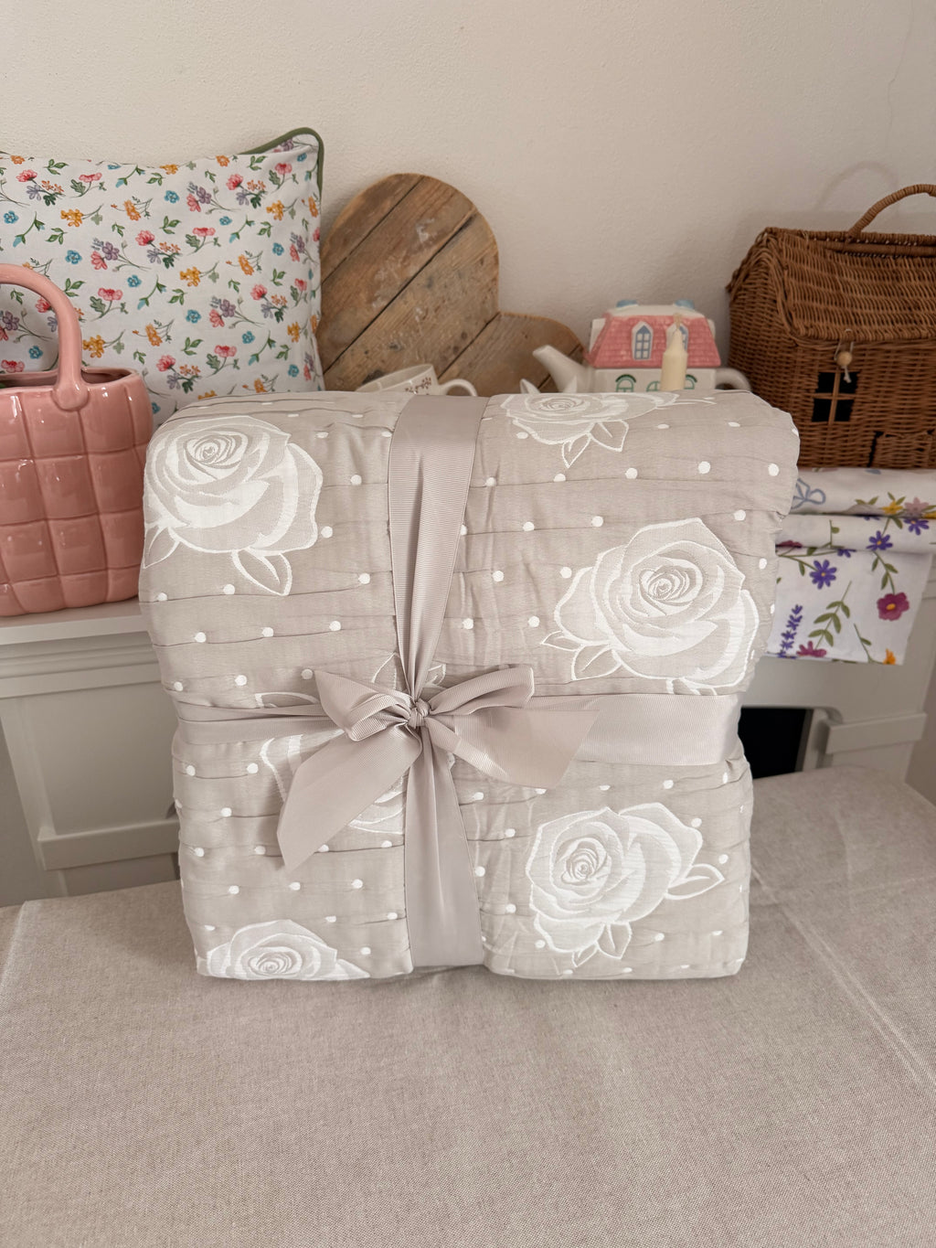 Copriletto matrimoniale trapuntato jacquard ROSA POIS in beige