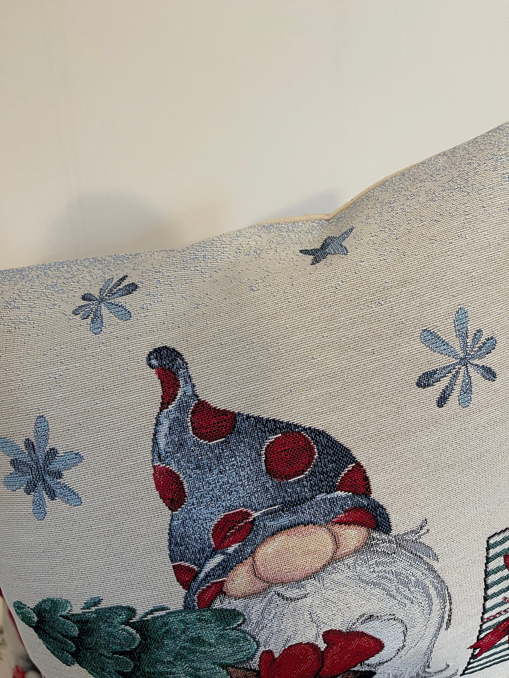 Cuscino GNOMETTO CON L'ALBERO in gobelin con fili di lurex