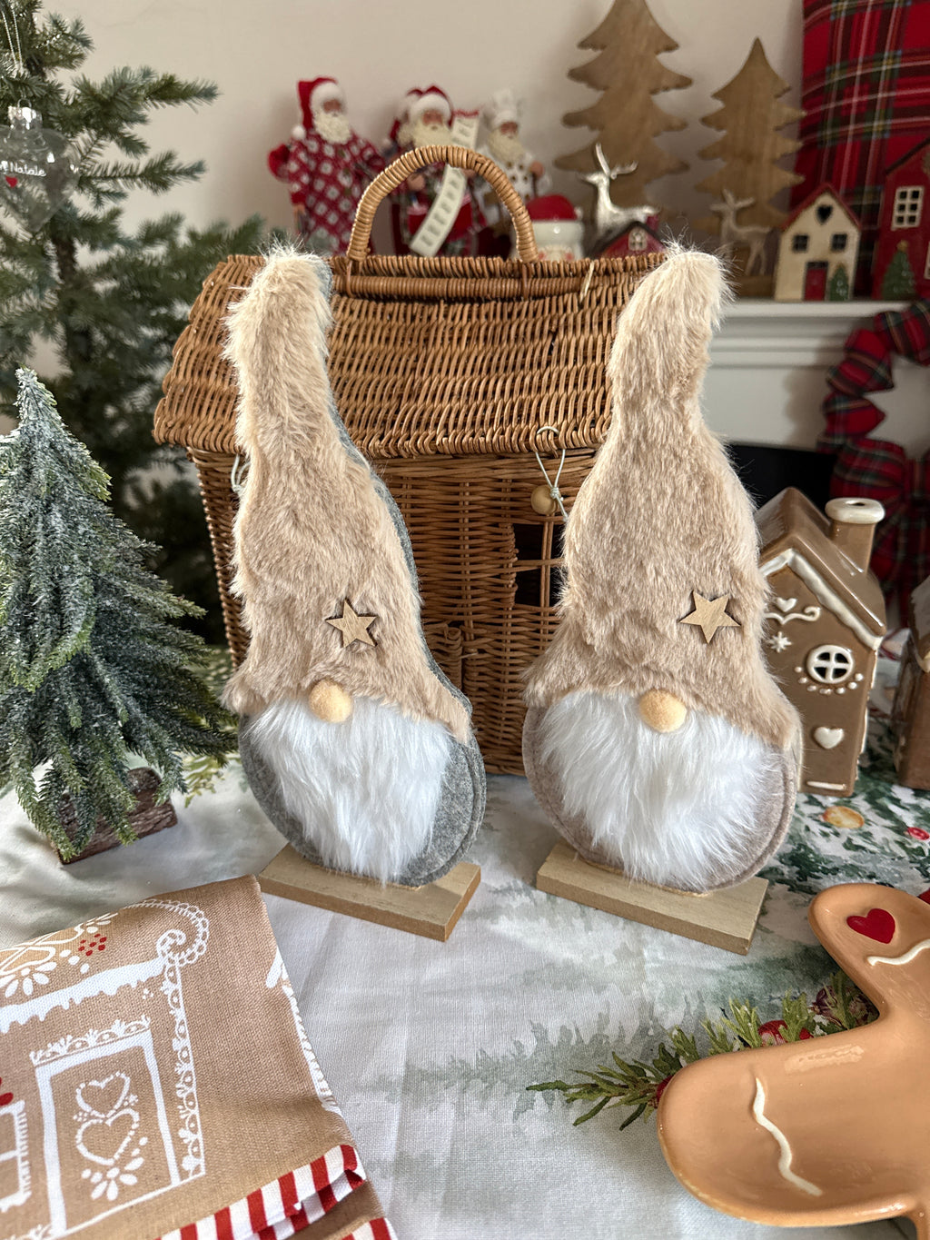 ULTIMI!  Gnomo MIKA in panno e legno h 29cm